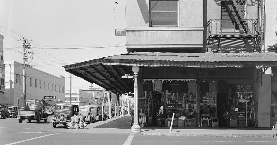 1939 Dorothea Lange photograph of the corner of Broadway and Kern in Fresno